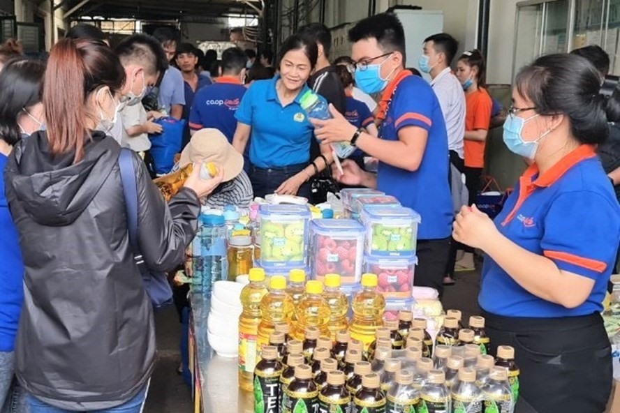 LĐLĐ Quận Tân Phú tổ chức “Phiên chợ 0 đồng” nhằm chăm lo cho đoàn viên công đoàn, người lao động. Ảnh Đức Long