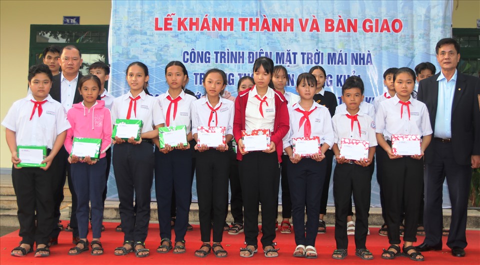 Lãnh đạo UBND tỉnh Khánh Hòa và Công ty CP điện lực Khánh Hòa tặng quà cho 20 em học sinh nghèo vượt khó ở Trường THCS Trần Quang Khải. Ảnh: P.Linh