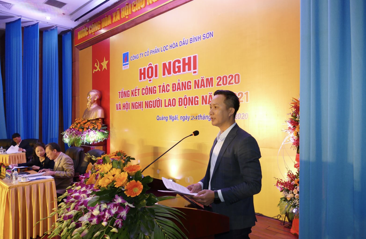 Ông Phạm Minh Nghĩa - Trưởng Ban QTNL báo cáo công khai Quỹ phúc lợi, Quỹ khen thưởng và kế hoạch chi năm 2021.