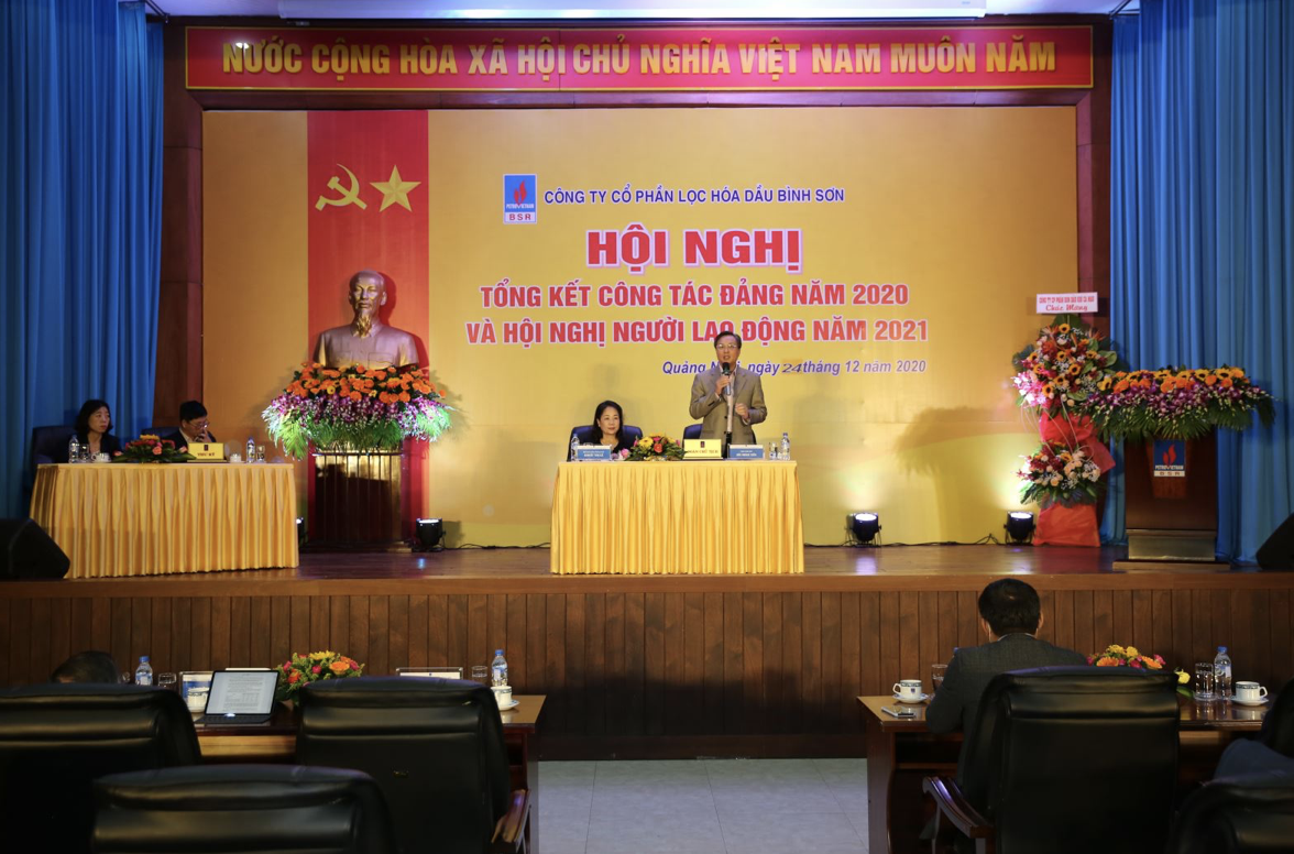 Tổng Giám đốc Bùi Minh Tiến và Chủ tịch CĐCS Khuất Thị Lê chủ trì phiên đối thoại.
