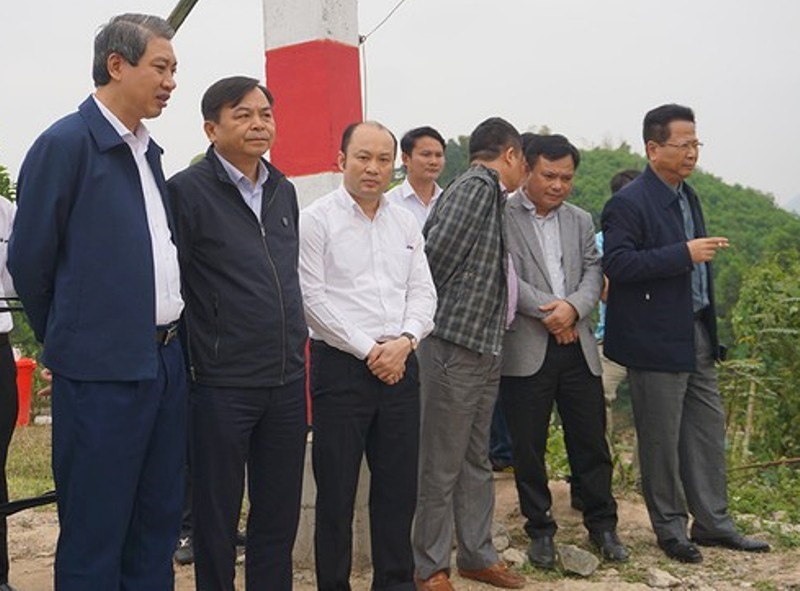 Thứ trưởng Nguyễn Hoàng Hiệp (thứ 2 từ trái sang) cùng đoàn công tác đến hiện trường kiểm tra sự cố. Ảnh: M.H