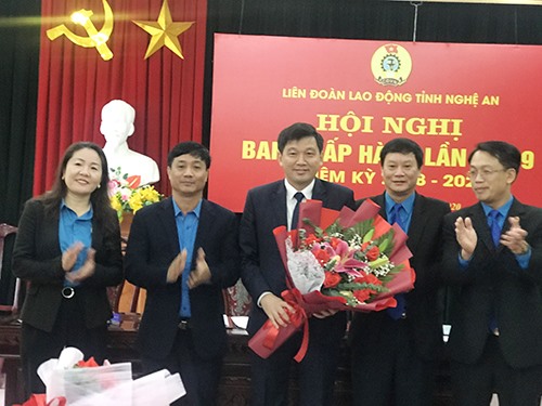 Ban tổ chức hội nghị tặng hoa chúc mừng đồng chí Kha Văn Tám - tân Chủ tịch LĐLĐ tỉnh Nghệ An.