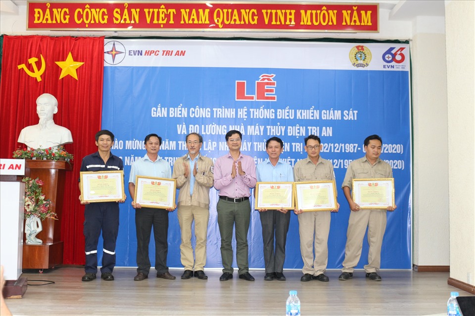 Lãnh đạo Công đoàn Điện lực Việt Nam tặng bằng khen cho các tập thể, cá nhân có thành tích xuất sắc. Ảnh: Lương Nguyễn