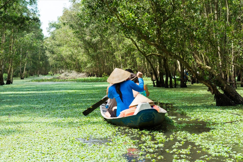 MIền Tây luôn yên bình với con sống, vườn trái cây, cù lao xanh mát và điệu hò ngọt ngào. Ảnh: T. L.