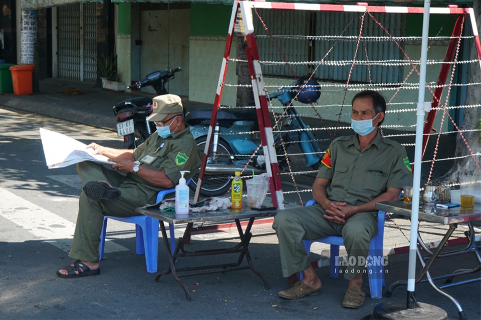 Lực lượng dân phòng túc trực 24/24 để thông báo và ngăn chặn người dân đi vào khu vực có nguy cơ lây lan dịch bệnh.