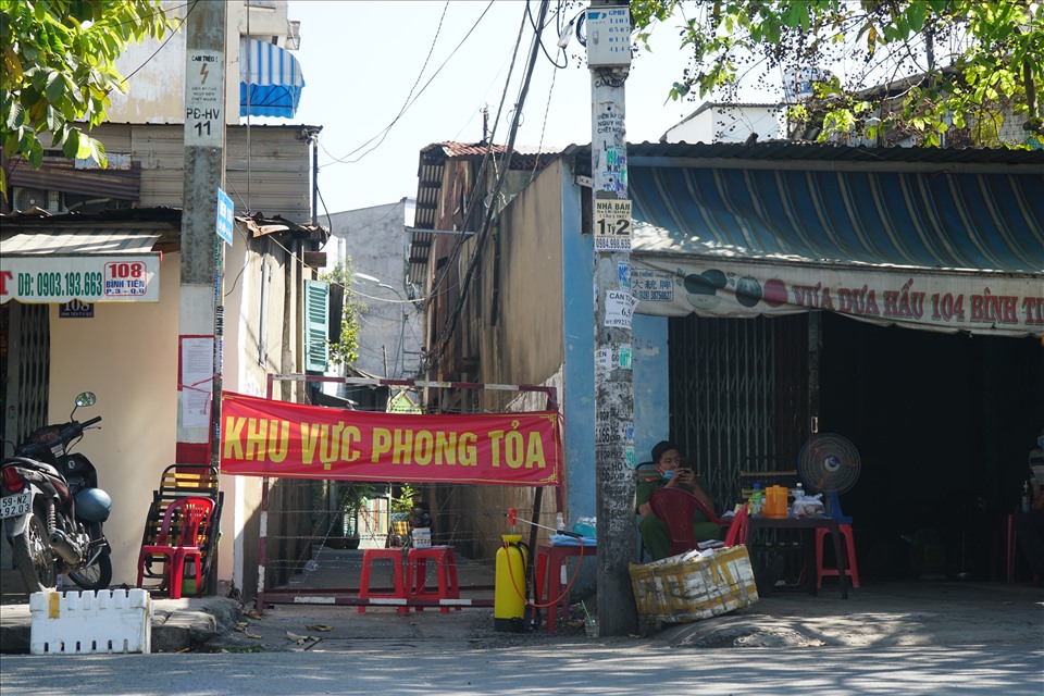 Trên địa bàn quận 6 (TPHCM) hiện có 3 ca bệnh, 3 khu vực phong tỏa, 5 trường tạm thời cho học sinh nghỉ học. 52 hộ dân khu vực từ đầu hẻm 106 Bình Tiên (ảnh) đến nhà 97/16/2 Phạm Phú Thứ đang trong tình trạng “nội bất xuất, ngoại bất nhập.