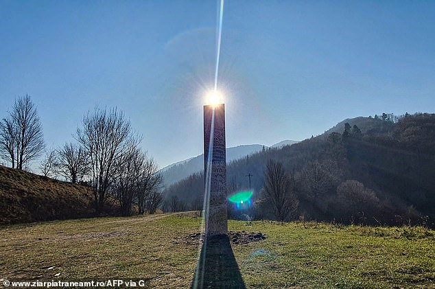 Vật thể tương tự xuất hiện ở một khu vực miền núi thuộc Romania. Ảnh: AFP