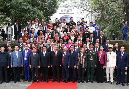Phó Thủ tướng Trương Hòa Bình và đoàn đại biểu chụp ảnh lưu niệm tại Điện Kính Thiên. Ảnh: VGP/Nguyễn Hoàng