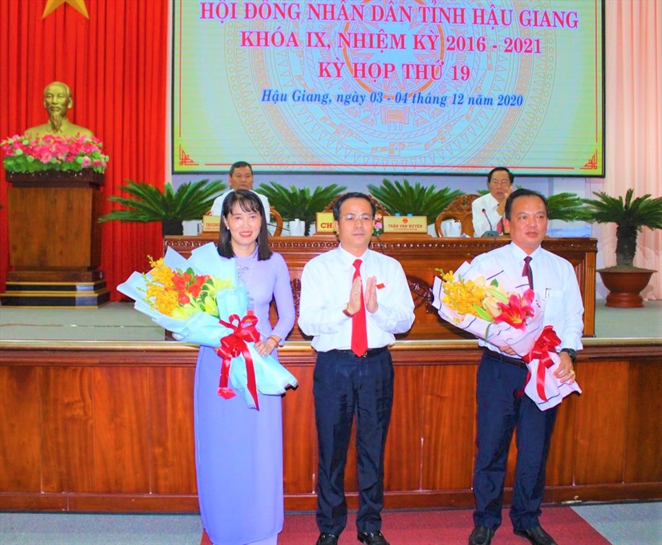 Ông Trần Văn Huyến (đứng giữa), Chủ tịch HĐND tỉnh trao hoa chúc mừng bà Hồ Thu Ánh (bìa trái) và ông Nguyễn Văn Hòa (bìa phải) đắc cử chức Phó Chủ tịch UBND tỉnh, nhiệm kỳ 2016-2021. Ảnh: PV