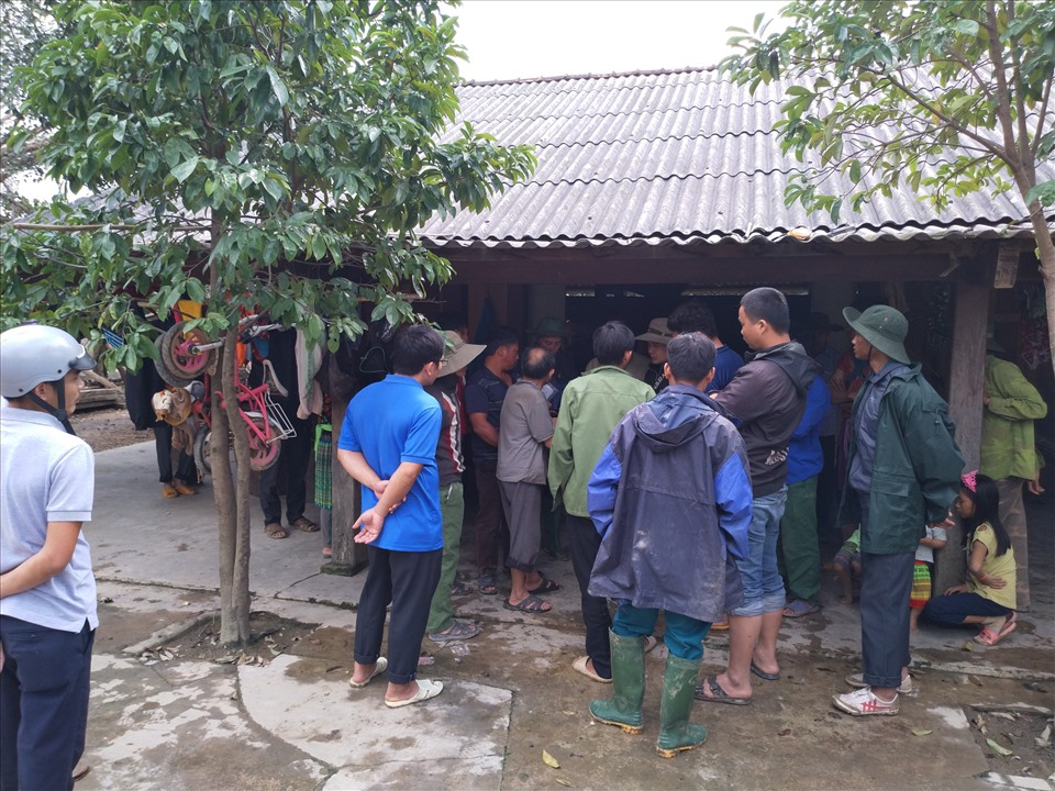 Lực lượng chức năng đã có mặt ở thôn 9, 10, 11 xã Cư San từ sáng sớm để đo đạc, kiểm đếm thiệt hại do mưa lũ cho người dân. Ảnh: B.T
