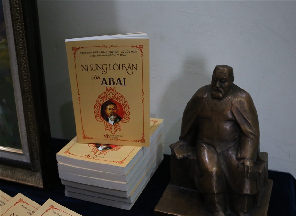 Cuốn sách “Những lời răn của Abai” là tác phẩm thứ 2 của Kazakhstan được xuất bản ở Việt Nam. Ảnh: Thanh Hà.