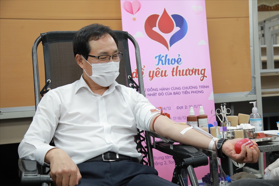 Tổng Giám đốc Samsung Việt Nam tham gia hiến máu. Ảnh: Quỳnh Chi