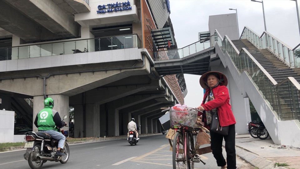 Nhiều người mong muốn tuyến đường sắt trên cao Cát Linh - Hà Đông sớm đưa vào khai thác, đừng là những khối bê tông lơ lửng trên đầu người dân.