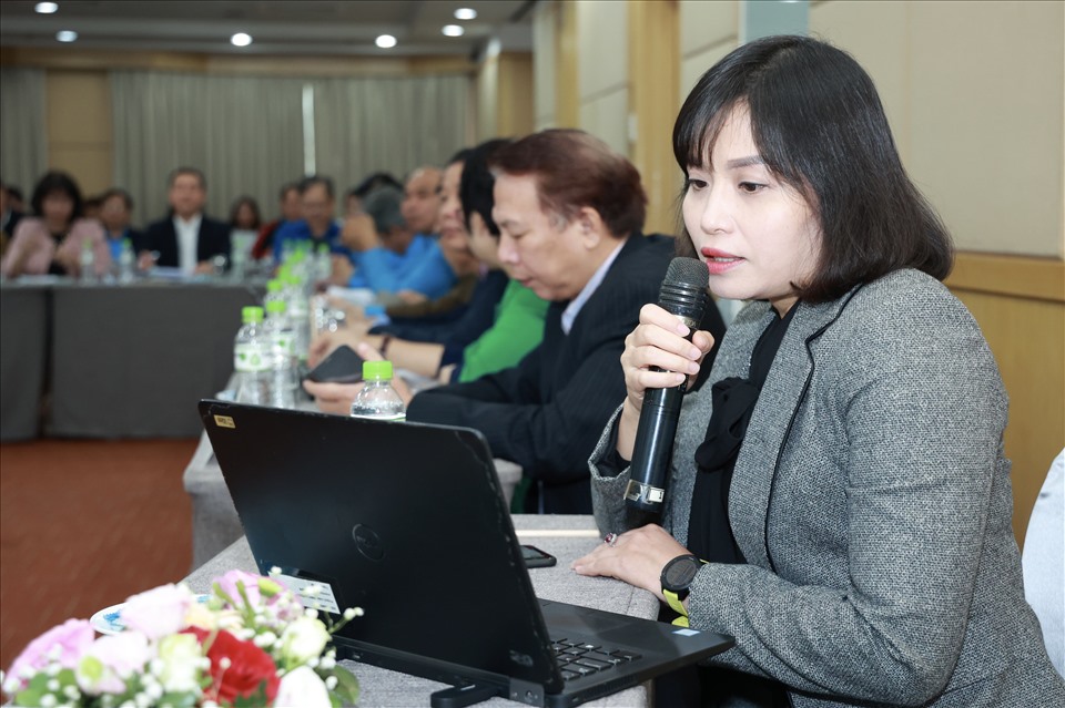 Bà Thái Quỳnh Mai Dung - Uỷ viên Ban chấp hành Tổng Liên đoàn Lao động Việt Nam, Trưởng ban Đối ngoại Tổng Liên đoàn báo cáo tại Tổng kết. Ảnh: Hải Nguyễn