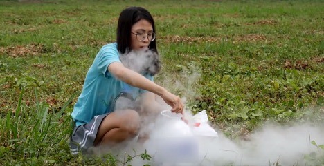 Kênh YouTube Thơ Nguyễn gây bức xúc với video “Cho đá khô vào chai nước kín” để xem hiện tượng phát nổ. Ảnh chụp màn hình.