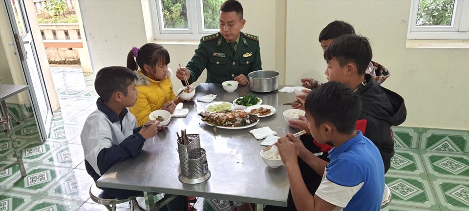 Bữa cơm trưa của bố Quý với các con tại Đồn Biên phòng Sơn Vĩ. Ảnh: V.Dũng
