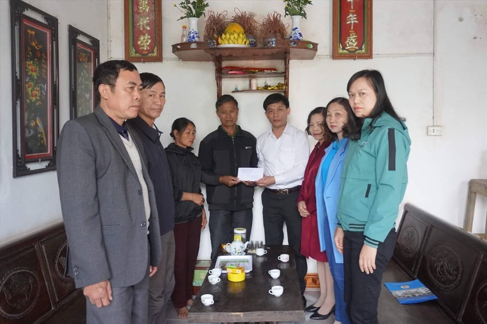 Ông Hà Xuân Thành cùng đoàn công tác tới thăm và trao quà hỗ trợ cho gia đình nạn nhân tại xã Nga Phú, huyện Nga Sơn. Ảnh: Q.D