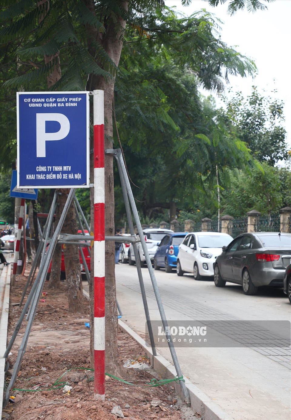 Dọc tuyến đường Huỳnh Thúc Kháng, có thể dễ dàng bắt gặp những biển đỗ xe của công ty TNHH một thành viên khai thác điểm đỗ xe Hà Nội do UBND quận Ba Đình cấp phép.