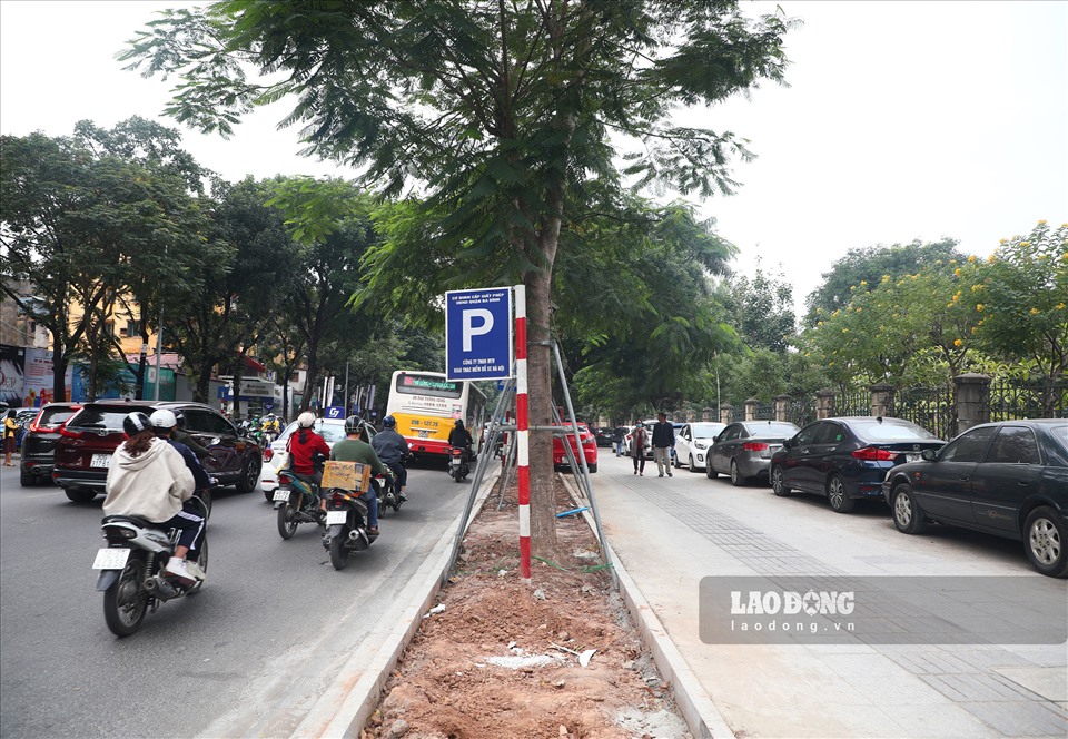 Tuyến phố Huỳnh Thúc Kháng  vừa thực hiện xong việc lát vỉa hè bằng đá tự nhiên, tuy nhiên, một phần vỉa hè của tuyến phố này lại bị biến thành bãi đỗ xe.