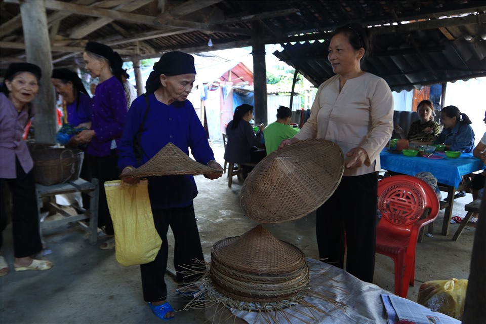 Chợ Kéo Phường không lớn, tất cả hoạt động mua bán chỉ diễn ra trong ngôi đình cổ. Không diễn ra cả ngày như nhiều phiên chợ khác, chợ Kéo Phường chủ yếu tập trung đông đảo bà con ở địa phương từ 6 giờ đến 9 giờ sáng.