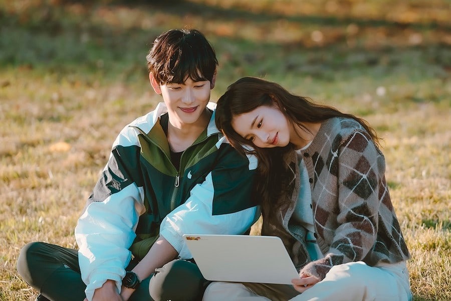 Run On. Đây là bộ phim tình cảm Hàn Quốc kể về những con con người sống trong những thế giới khác nhau, cố gắng giao tiếp và thiết lập mối quan hệ bằng ngôn ngữ riêng của họ cũng như tiếp tục hướng tới tình yêu trong thời đại mà con người khó giao tiếp dù sử dụng cùng một ngôn ngữ.
