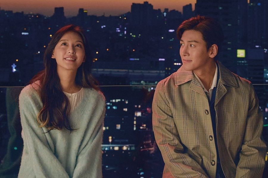 Lovestruck in the City: Đây là loạt phim hài lãng mạn của Hàn Quốc ra mắt năm 2020 với sự tham gia của Ji Chang-wook và Kim Ji-won. Bộ phim do Park Shin-woo đạo diễn, kể về câu chuyện tình yêu có thật của những người trẻ sống mãnh liệt với Park Jae Won, một kiến trúc sư và Lee Eun Oh, nhân viên marketing tự do chuyên sử dụng danh tính giả, trong một thành phố phức tạp.