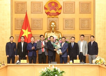 Ban Thường vụ Đảng ủy, lãnh đạo VPCP tặng hoa chúc mừng Bí thư Đảng ủy VPCP Trần Văn Sơn. Ảnh VGP