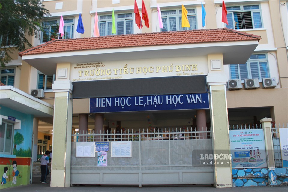 Mỗi buổi chiều, sau khi toàn bộ học sinh đã ra về, trường tiểu học Phú Định (quận 6, TPHCM) tổ chức xịt khử khuẩn phòng chống dịch COVID-19.