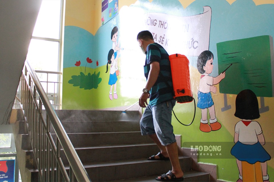 Ngoài việc khử khuẩn bên trong các phòng học, những lối lên cầu thang, ban công cũng được phun xịt cẩn thận.