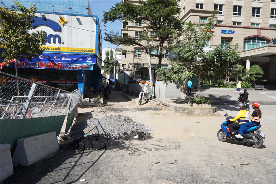 Theo Ban quản lý dự án đầu tư xây dựng các công trình giao thông TPHCM (chủ đầu tư), sau khi dự án đường Nguyễn Hữu Cảnh nâng cao 0,5 tới 1,2 m sẽ có 63 hộ dân có nhà thấp hơn đường 15cm, 68 hộ dân có nhà thấp hơn mặt đường từ 30-50cm.