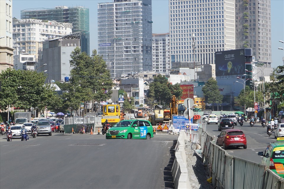 Dự án sửa đường Nguyễn Hữu Cảnh có vốn đầu tư hơn 470 tỉ đồng nhằm giải quyết ngập cho toàn tuyến dài 3,2 km, từ nút giao đường Tôn Đức Thắng tới cầu vượt Nguyễn Hữu Cảnh. Việc sửa chữa triển khai tháng 10.2019, sau nhiều lần trễ hẹn dự án dự kiến hoàn thành vào tháng 4.2021.
