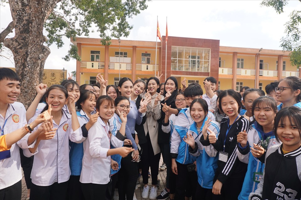 Hoa hậu Đỗ Thị Hà đã được đám đông các bạn học sinh vây quanh và xin chữ ký và cùng chụp hình cùng nhau.