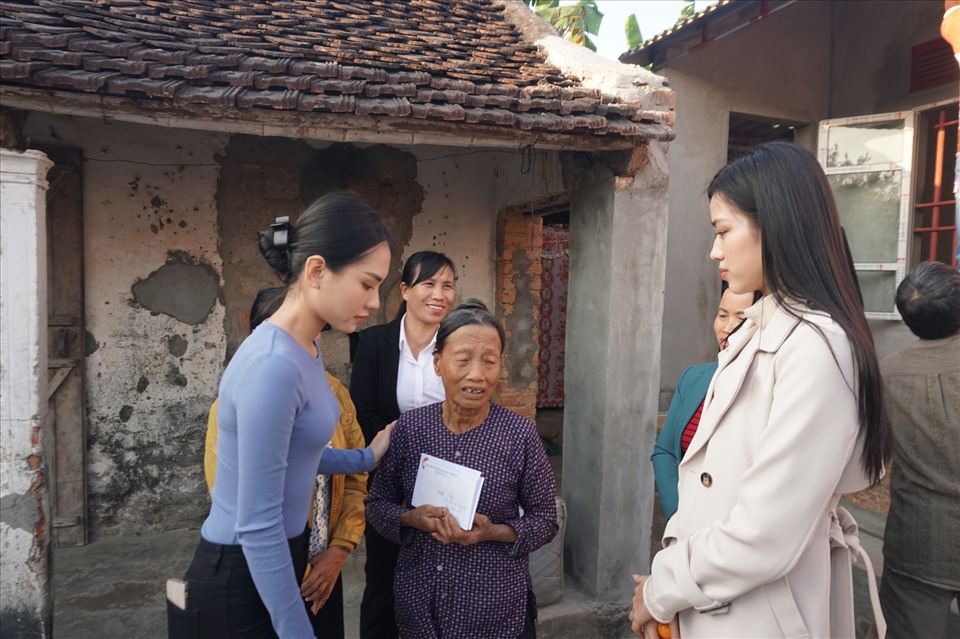 Đoàn từ thiện của Hoa Hậu Việt Nam đã trao tặng 3 căn nhà đoàn kết cho những hộ dân có hoàn cảnh đặc biệt. Ảnh: Sen Vàng.