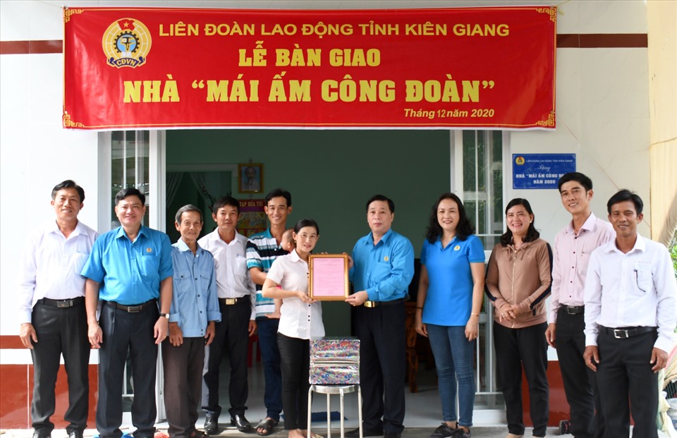 Thay mặt LĐLĐ Kiên Giang, ông Trần Thanh Việt trao quyết định Mái ấm Công đoàn và tặng quà cho đoàn viên Lê Thị Kim Phượng. Ảnh: LT