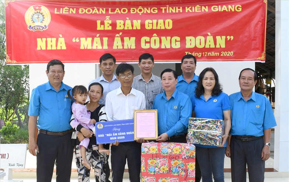 Chỉ trong 1 ngày, LĐLĐ Kiên Giang đã làm lễ bàn giao 5 Mái ấm Công đoàn hỗ trợ đoàn viên khó khăn nhà ở. Ảnh: LT