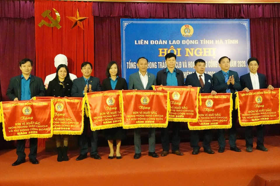 7 trong số 14 tập thể được nhận Cờ thi đua của LĐLĐ tỉnh Hà Tĩnh. Ảnh: TT.