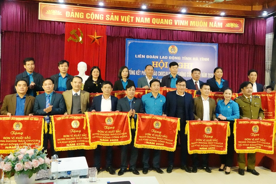 14 tập thể được nhận Cờ thi đua của LĐLĐ tỉnh Hà Tĩnh. Ảnh: TT.
