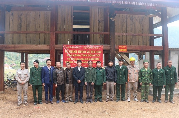 Đại diện Ban lãnh đạo Công ty Điện lực Sơn La trao nhà cho hội viên Hội CCB tỉnh tại xã Tô Múa, huyện Vân Hồ.