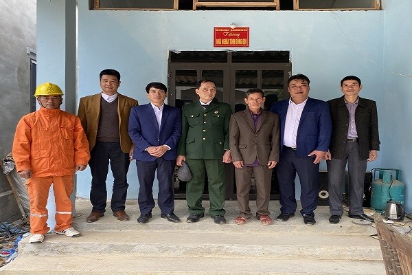 Ban lãnh đạo hai đơn vị dự khánh thành và bàn giao nhà cho hội viên Hội CCB ở bản Nà Lè, xã Tường phù và bản thượng Lang, xã Mường Lang huyện Phù Yên.