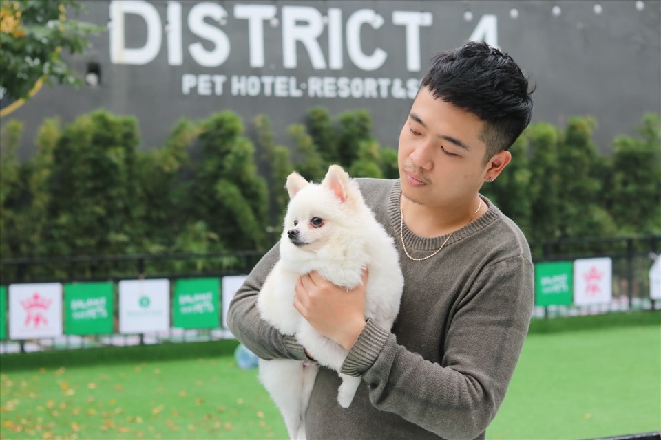 Anh Phùng Quốc Bình tất bật nhận đơn khách “book” phòng cho thú cưng dịp giáp Tết.