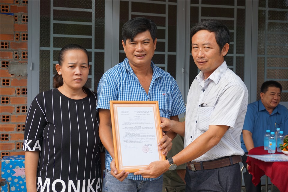 Lãnh đạo xã Phước Đông, huyện Gò Dầu trao quyết định tặngnhà cho gia đình chị Kim Anh.