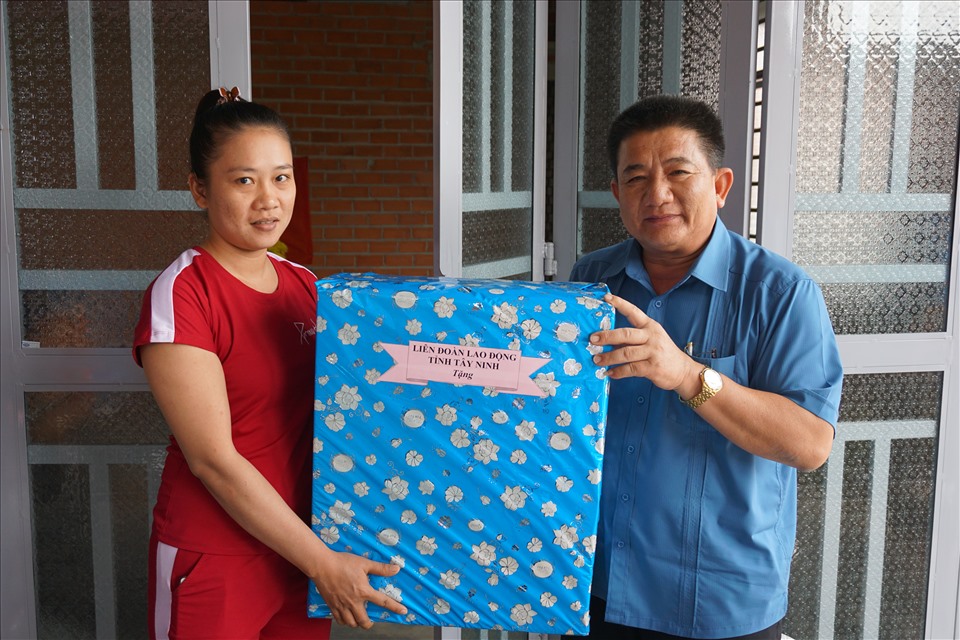 Lãnh đạo LĐLĐ tỉnh tặng quà chúc mừng chị Thanh.