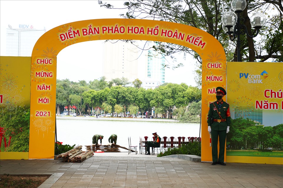 Trong dịp Tết Dương lịch 2021, thành phố Hà Nội sẽ tổ chức bắn pháo hoa tầm cao tại 3 địa điểm: Khu vực Hồ Hoàn Kiếm, Công viên Thống Nhất và Sân vận động Mỹ Đình.