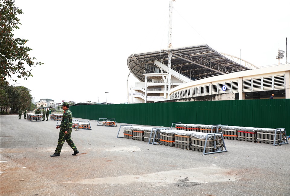 Công tác chuẩn bị phía sau khu vực khán đài D (Sân vận động Mỹ Đình, Nam Từ Liêm, Hà Nội).