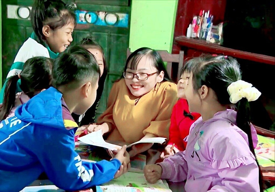 Cô giáo Nguyễn Thị Ngọc Tâm suốt 16 năm qua mở lớp học miễn phí cho các em. Ảnh: NT