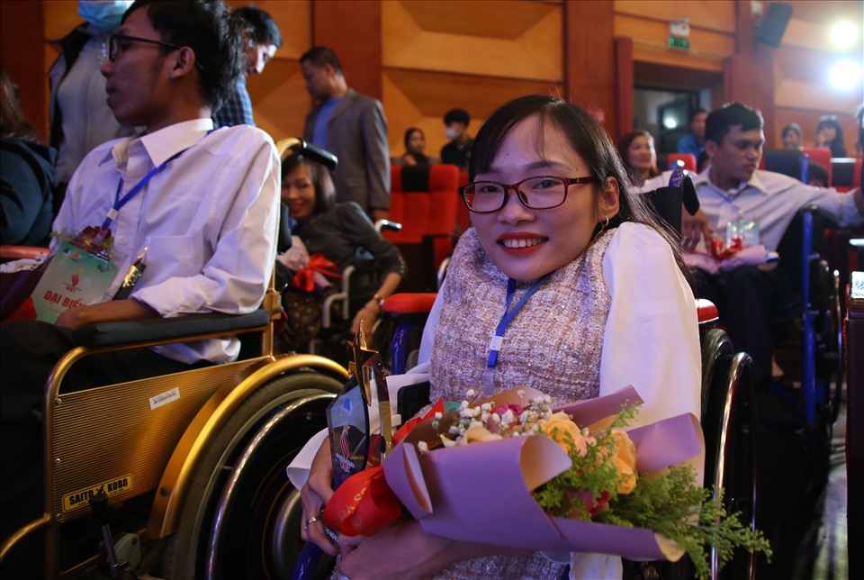 Cô giáo xương thuỷ tinh Ngọc Tâm được tôn vinh là 1 trong 64 gương thanh niên khuyết tật tiêu biểu của chương trình “Toả sáng nghị lực Việt“. Ảnh T.Vương