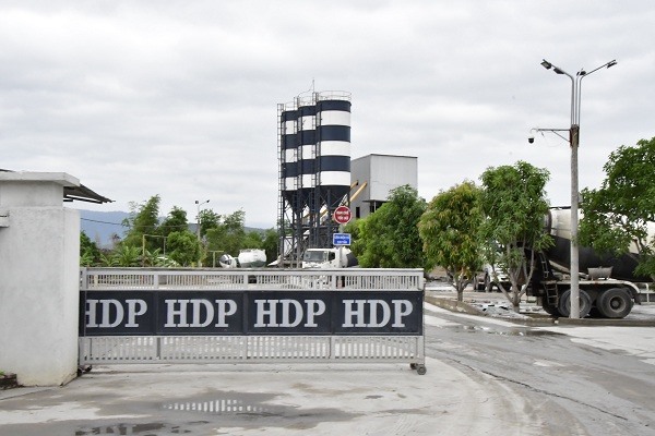 Xe trộn trạm bê tông của Công ty CP HDP Nha Trang (hoạt động không phép ở thôn Hạ, xã Diên Lâm, huyện Diên Khánh) gây tai nạn chết người trên đường số 4, VCN Phước Hải, Nha Trang. Ảnh: Nhiệt Băng
