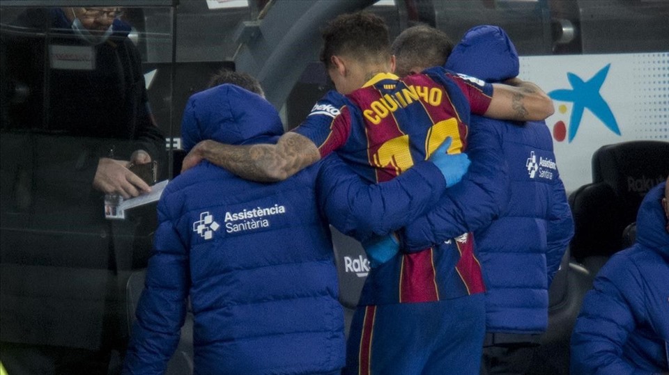 Việc phải nhờ đến sự hỗ trợ khi rời sân đã kéo theo nhận định về khả năng Coutinho chấn thương nặng và phải nghỉ 4 tháng. Ảnh: AFP