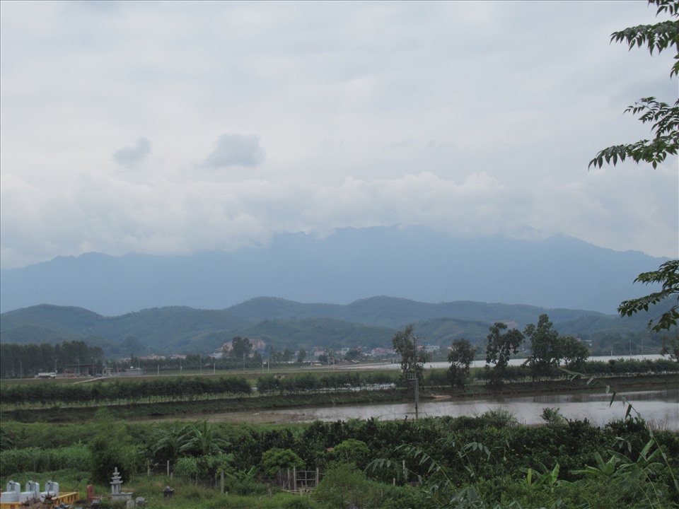 Bãi Trường Sa, sông Đà, núi Tản Viên nhìn từ chùa Tăng Má.