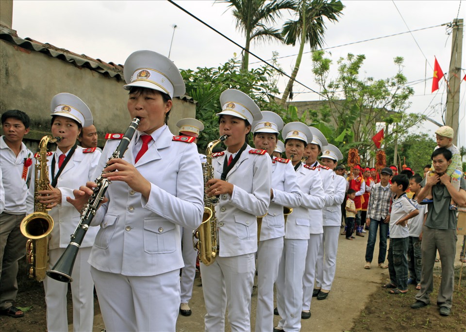 Rất nhiều nữ giới tham gia vào các đội kèn. Không chỉ tham gia thổi kèn, tại đây còn có tới gần 30 đội kèn đồng toàn nữ. Trong đó, riêng tại huyện Hải Hậu có khoảng 20 đội kèn nữ. Đội kèn đồng nữ xã Hải Bắc (huyện Hải Hậu) đã đoạt giải nhì tại Hội thi nhạc kèn toàn tỉnh Nam Định và được mời biểu diễn ở hầu hết lễ hội lớn của tỉnh này.